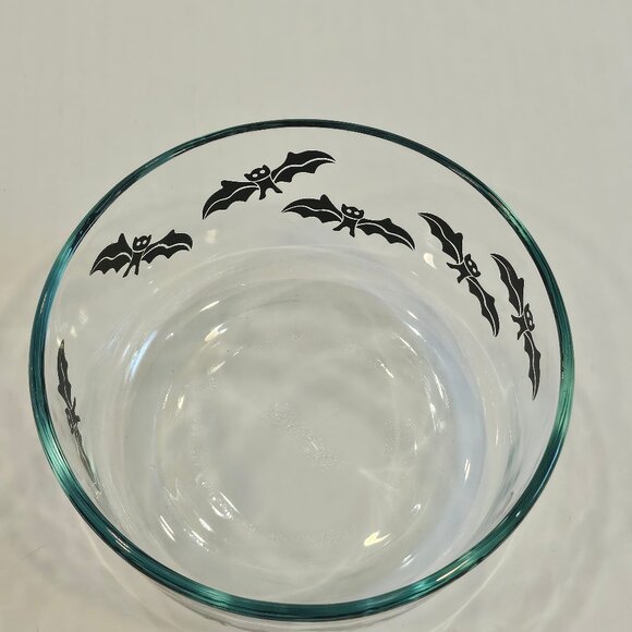 Pyrex Glass One Quart Storage Container. Black Bat Halloween Design Holds 4 Cups - Picture 3 of 9
